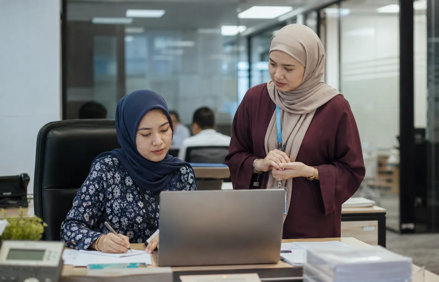 Pasukan profesional di pejabat untuk program Diploma Eksekutif Pengurusan Sumber Manusia KTAC