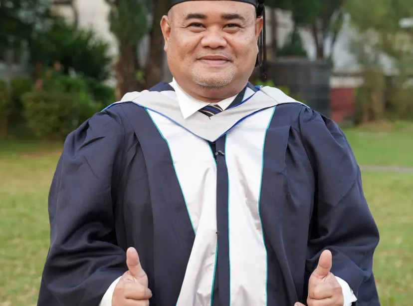 Graduan KTAC meraikan kejayaan selepas menyambung pengajian sambil bekerja