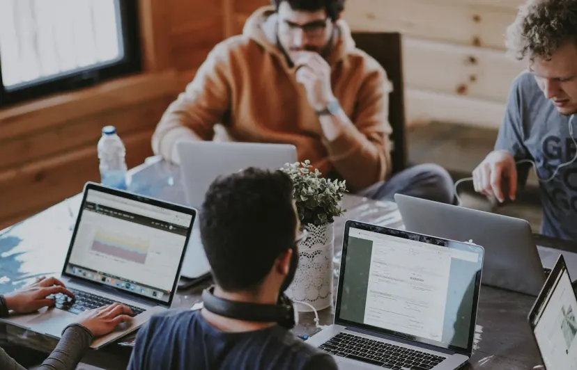 Profesional bekerja mengikuti pembelajaran online secara fleksibel